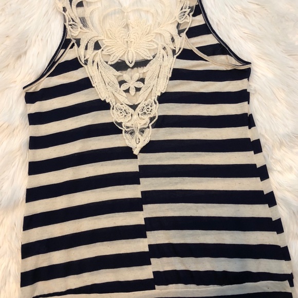 “Free Kisses” Tank Top - Picture 3 of 4